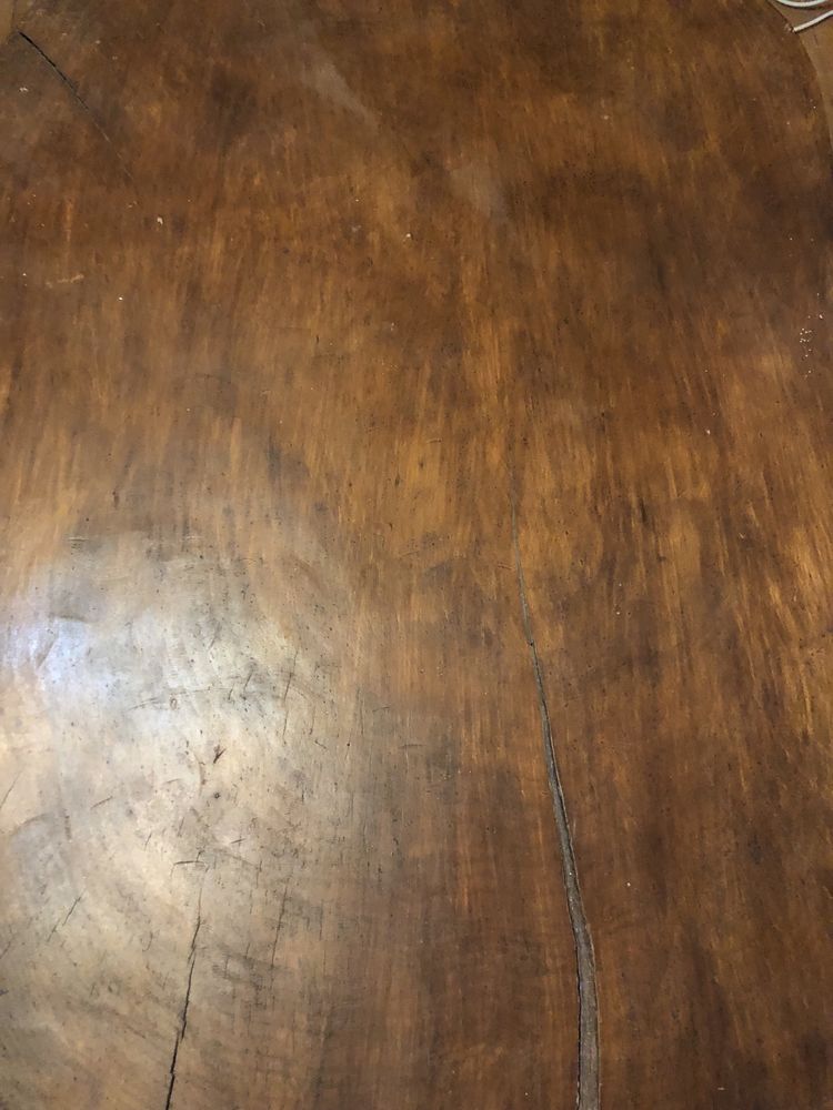 Mesa feita toda de madeira