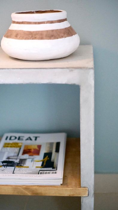 Mesa de cimento e madeira concrete and wooden table