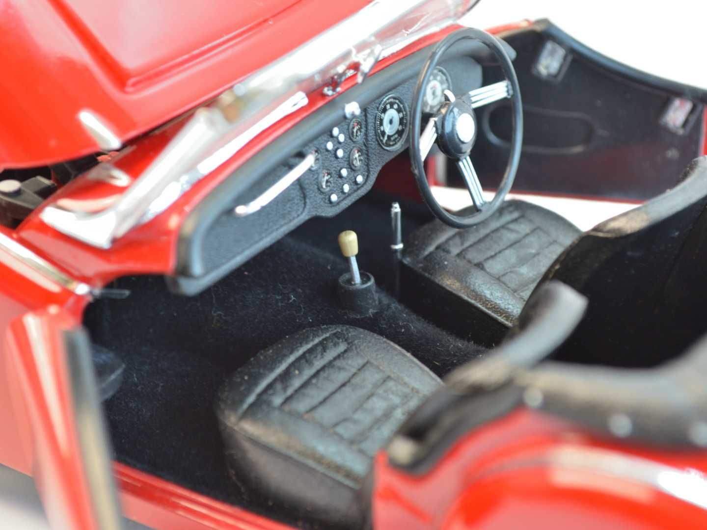 Модель автомобіля Kyosho Triumph TR3A, (1:18)