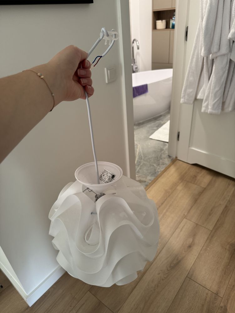 Biała lampa wisząca Ikea