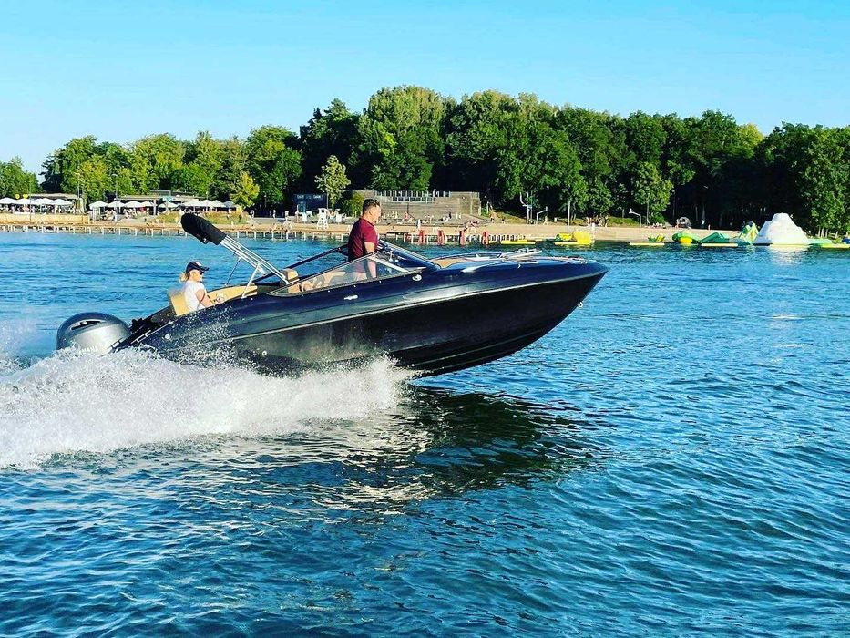 Super nowoczesna motorówka St. Tropez - dostępne / łódź motorowa