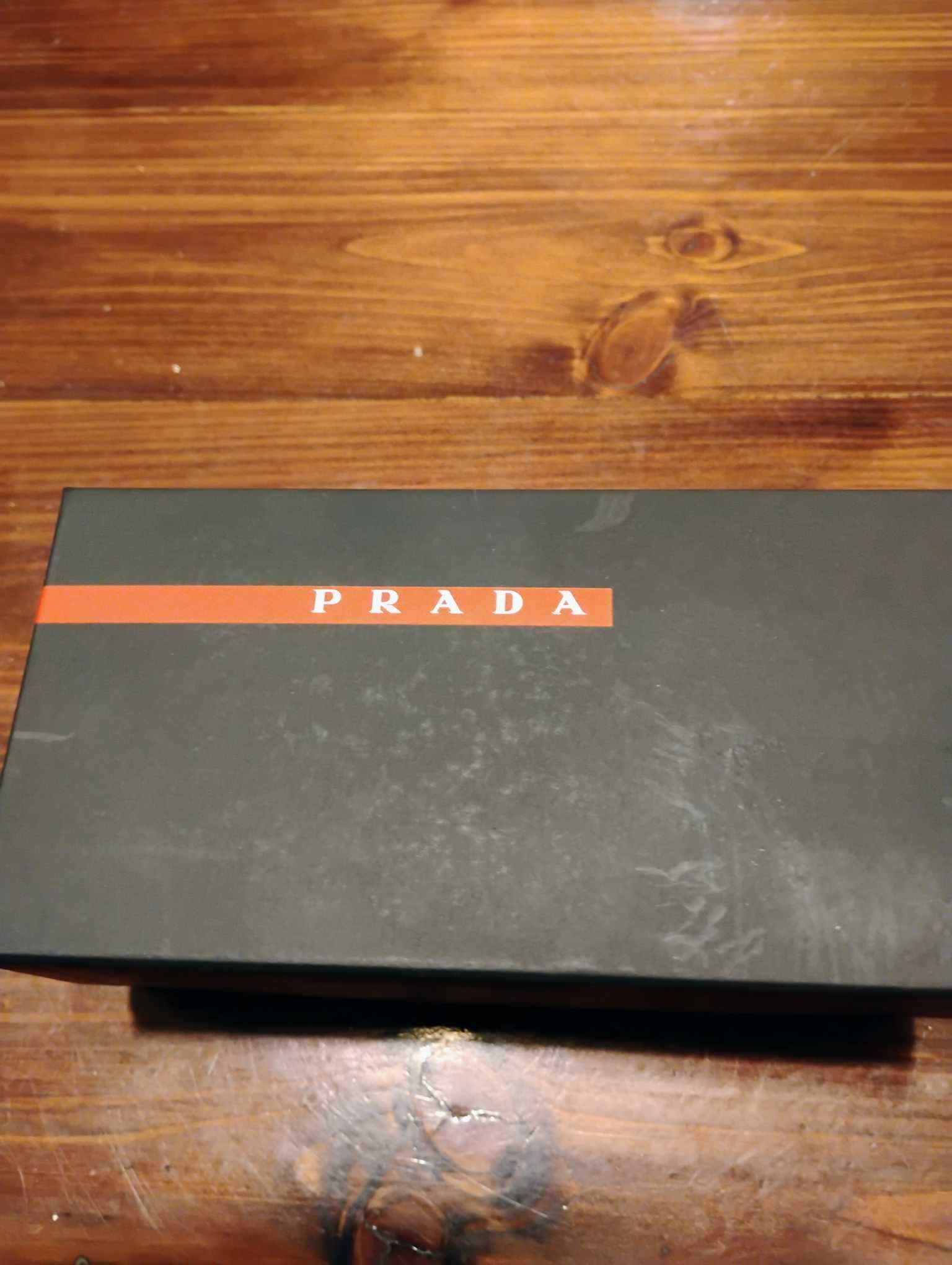 ladny kartonik firmy prada