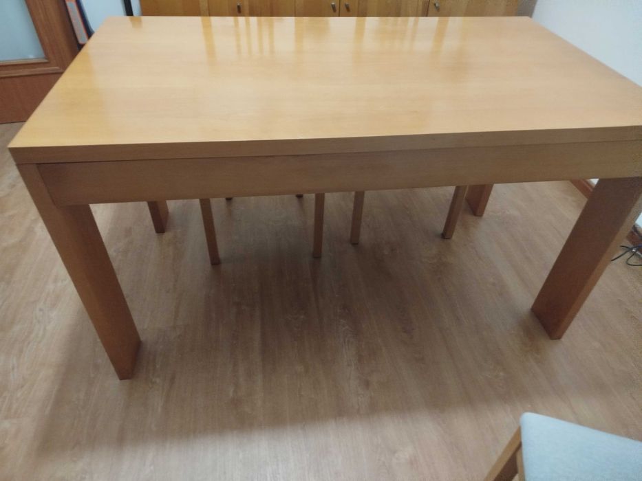 Mesa de sala impecável em madeira  com 4 cadeiras