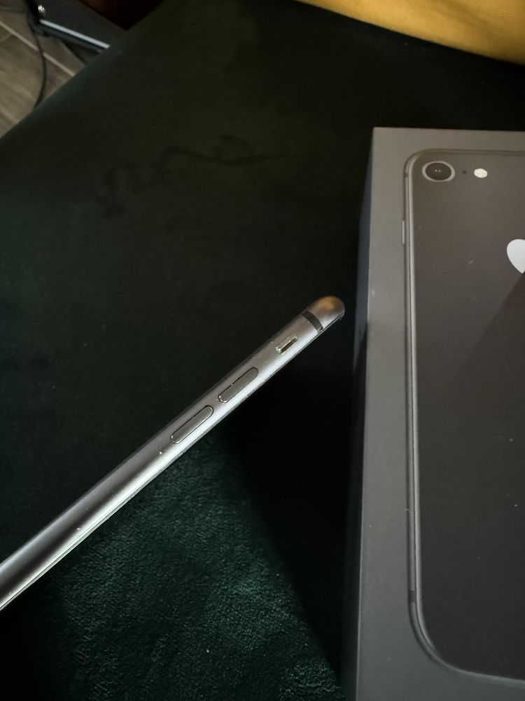 iPhone 8 64 GB z EarPods ze złączen Lightning