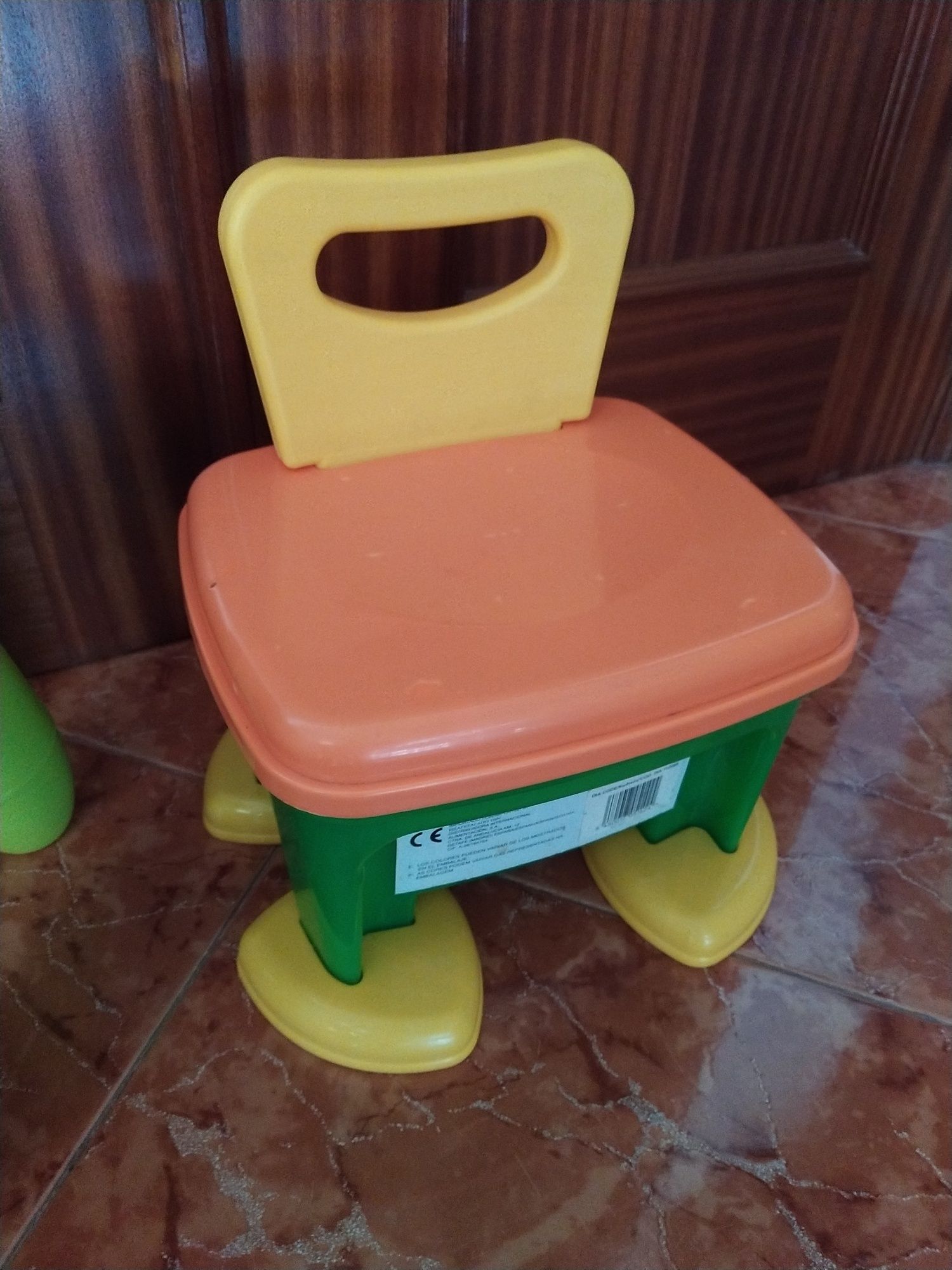 Brinquedos para bebé cadeira musical e bancos casa quarto cozinha.