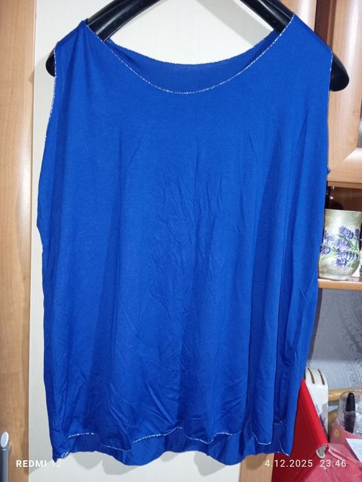 Niebieska bluzka na ramiączkach obszyta srebrną nitką