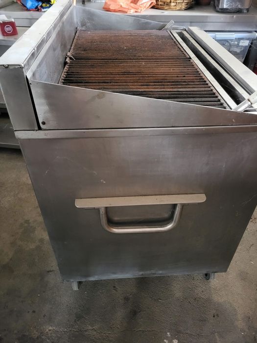 Grelhador em carvão em Inox