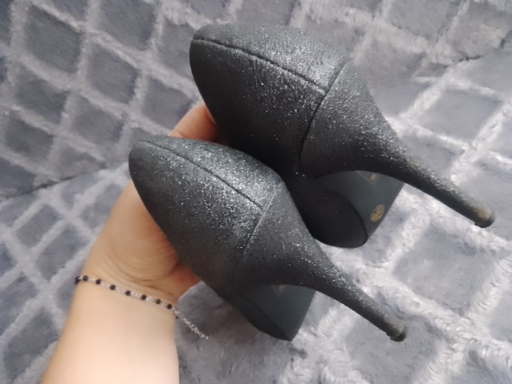 Czarne brokatowe szpilki, z wycięciem na palcu r. 36 wysokość 11cm