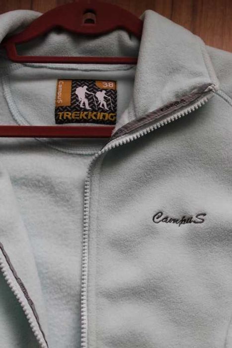 Elegancka bluza polarowa CAMPUS z haftem i na zamek