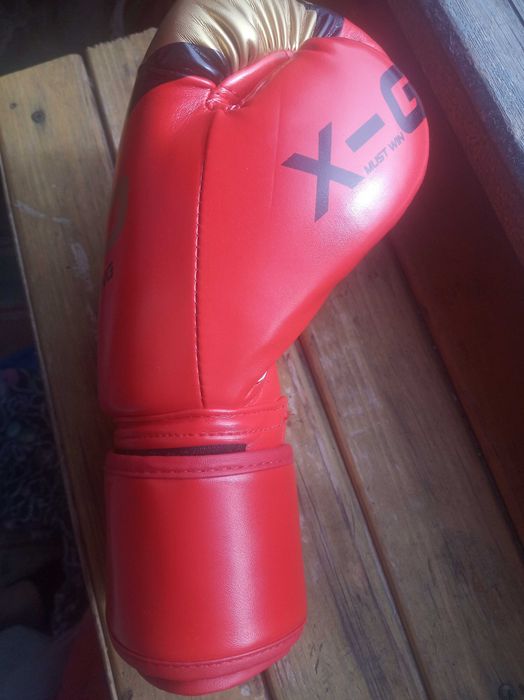 Перчатки боксерские р 12Oz запястье ширина от 8.5 длина 22см красно-зо
