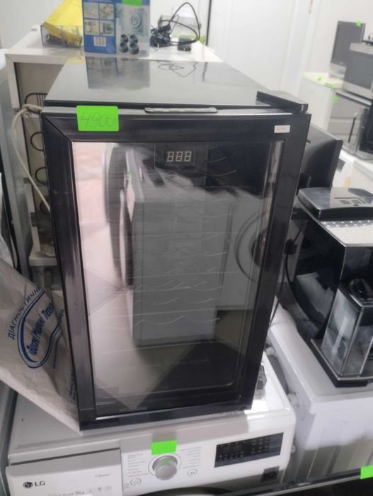 Винна Вітрина. Привезена з Європи.