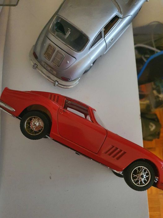 2 miniaturas Porsche e Ferrari 1:24 burago com defeito