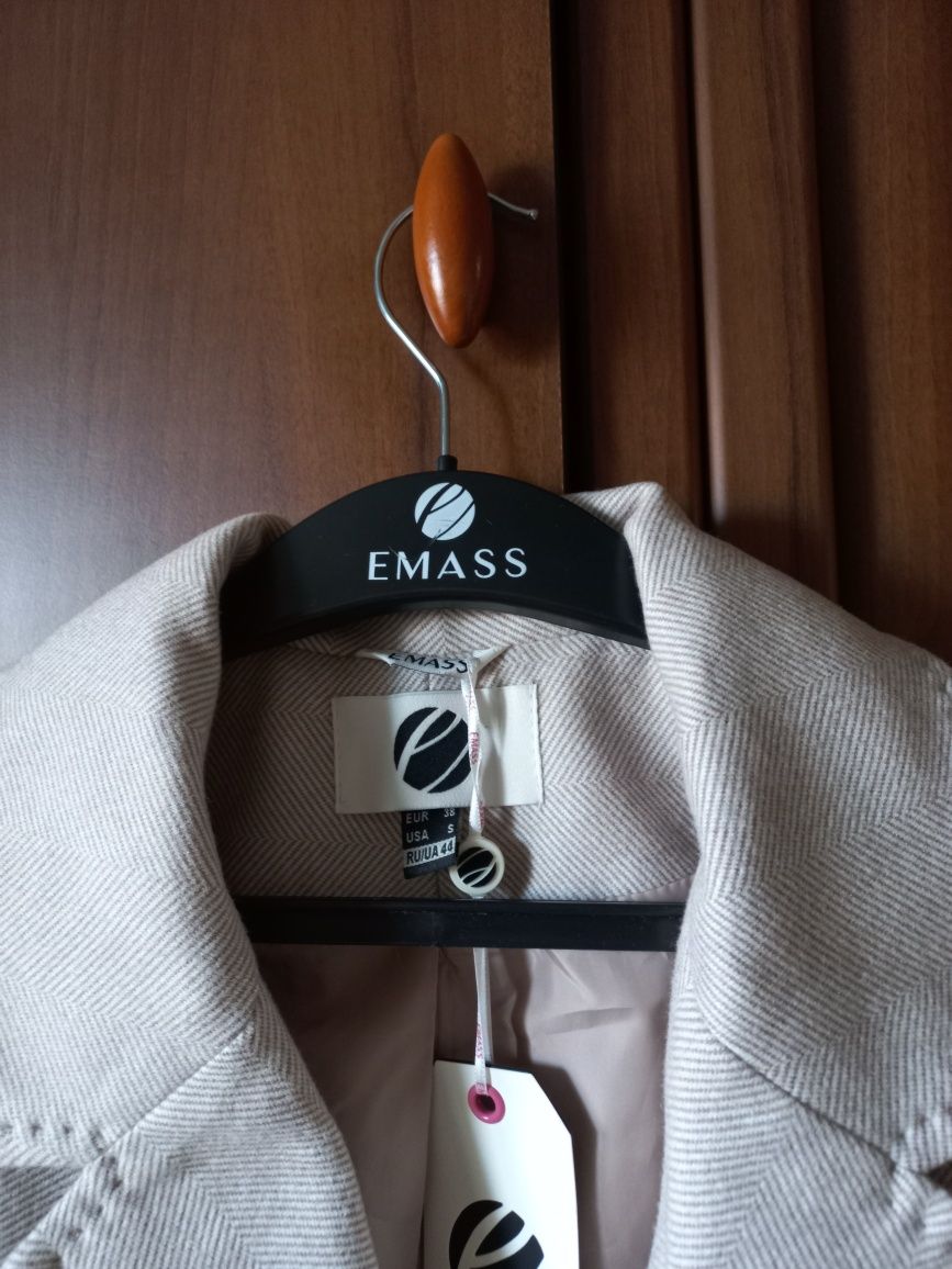 Новое демисезонное пальто фирмы EMASS