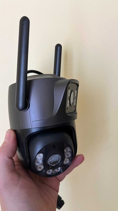 Поворотна подвійна Wi FI камера  з двома лінзами та автотрекінгом