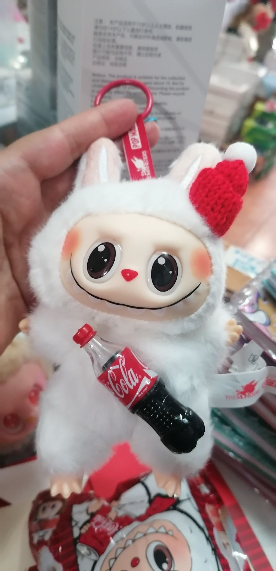 Labubu branco  coca cola