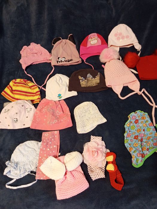 Шапочки,слюнявчки, колготки від 6 місяців до 18.