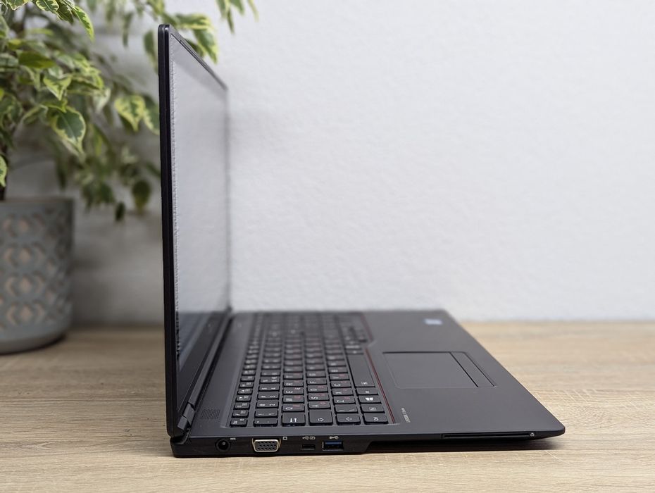 Продаю Fujitsu U758. 4ядра. Має сенсорний екран, підсвітку клавіатури.