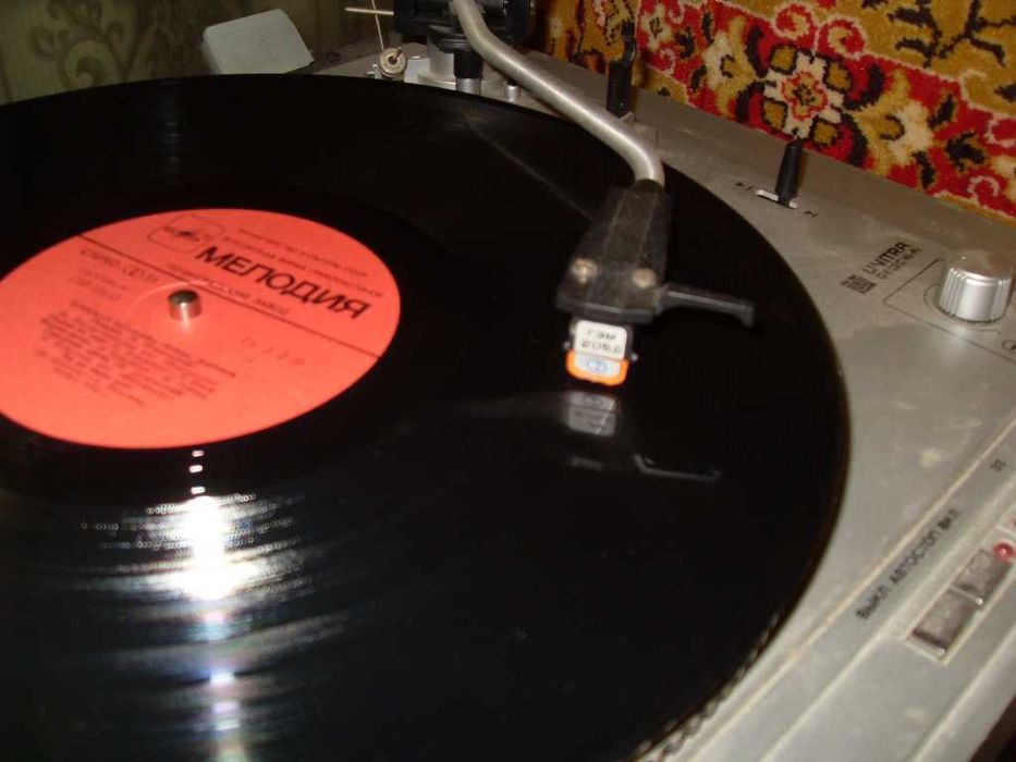 Проигрыватель виниловых пластинок "Вега - 110".