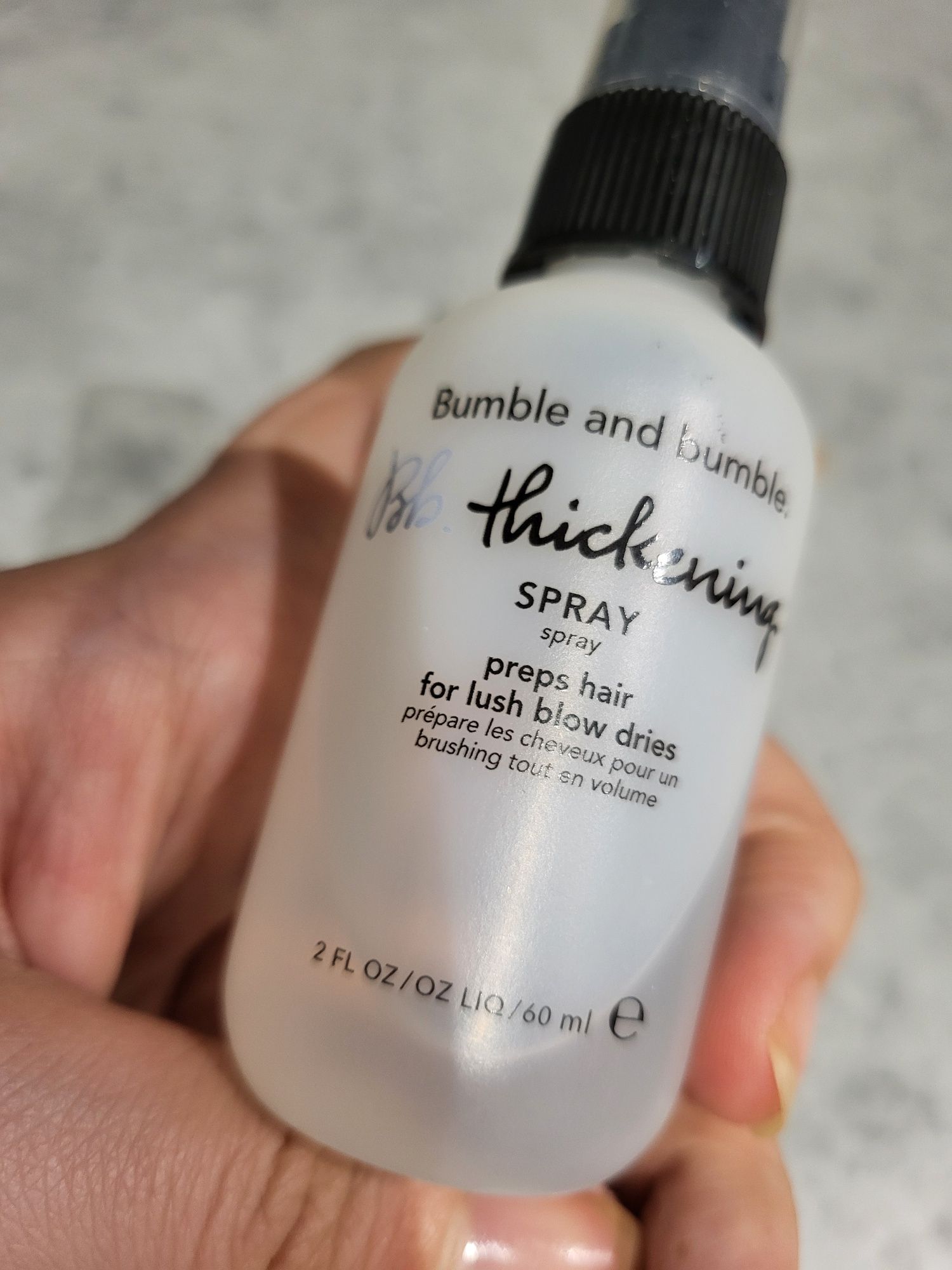 Spray Bumble and Bumble Thickening Spray odbija włosy od nasady