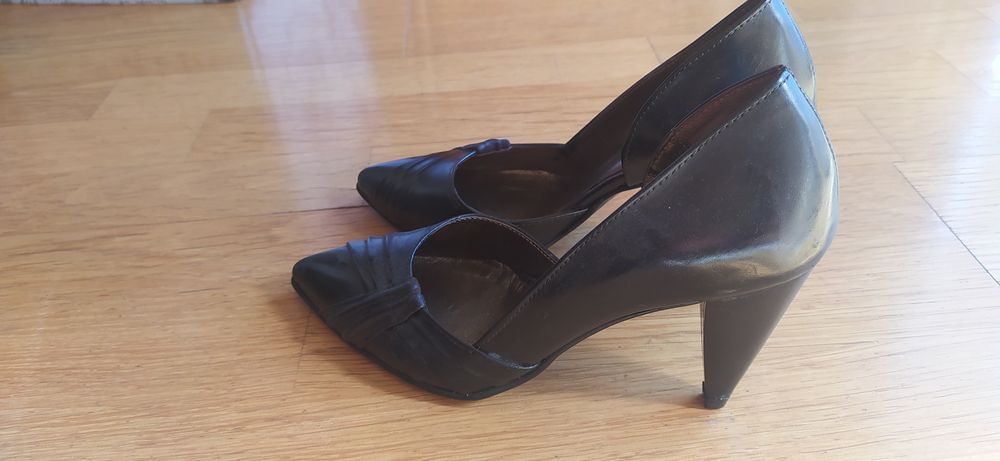 Sapatos em pele pretos e outros em Nobuk preto com  cinza