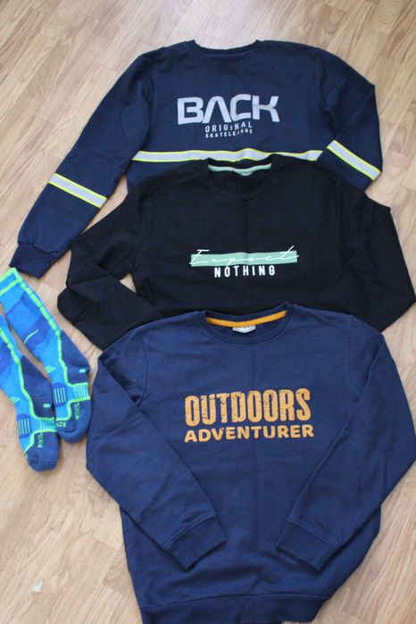 Trzy bluzy chłopięce w rozmiarze 158-164 i grube skarpety