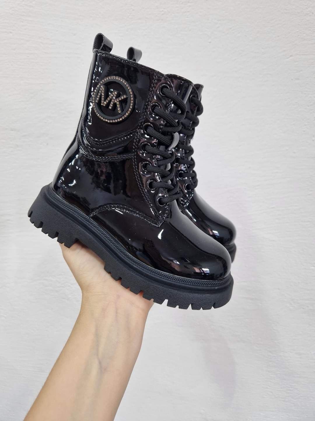 Czarne lakierowane kozaki ocieplane botki buty zimowe r. 26 (16 cm)