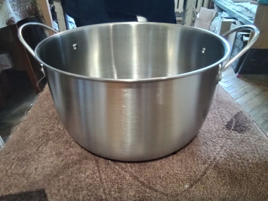 Новая кастрюля с нержавейки на 7 литров.