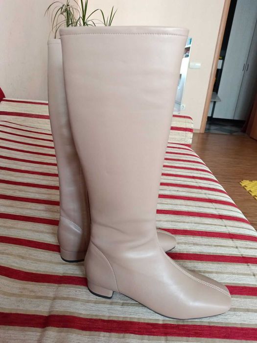 Шикарні бежеві чоботи