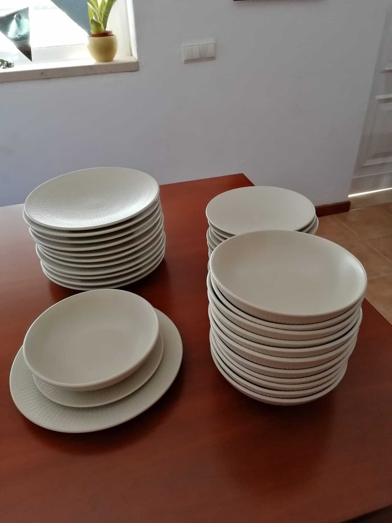 Serviço de pratos de loiça bege