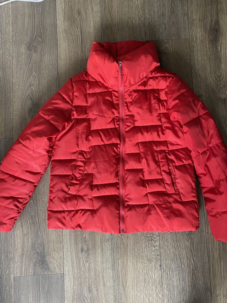 Осіння утеплена червона курточка