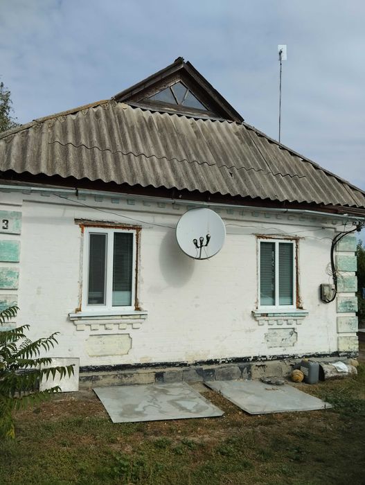 1/2(одна друга) частка садиби в селі Оситна з госп - побут будівлями