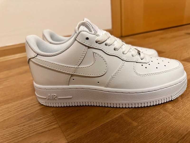 Białe trampki Nike, rozmiar 38,5