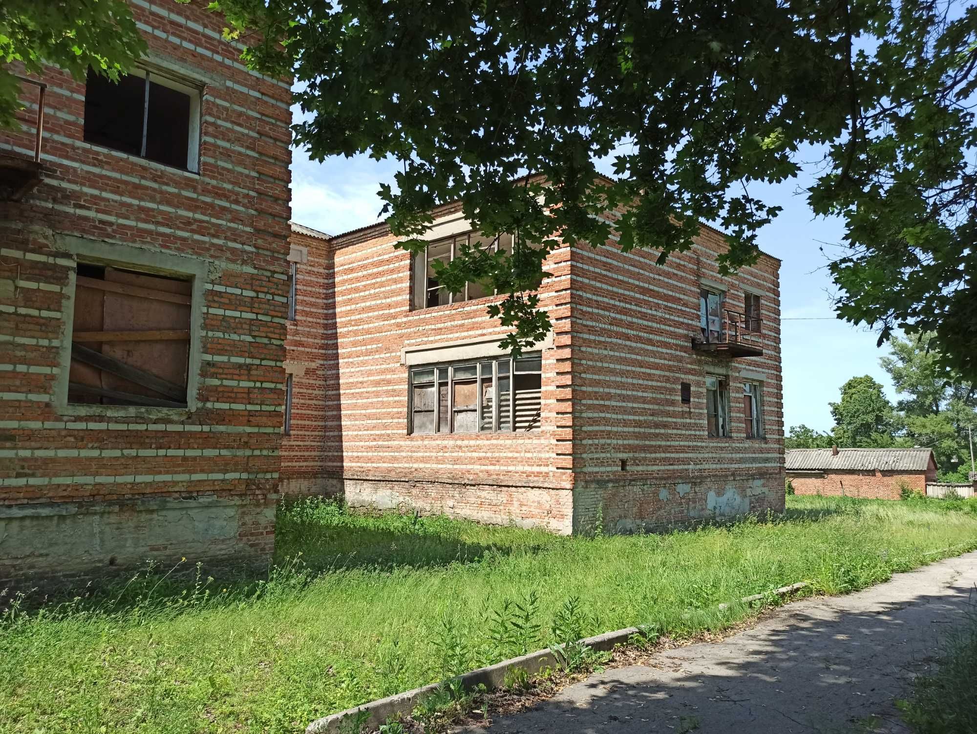 Продам нежитлову будівлю площею 2038,7 кв.м. на ділянці кат. 03.10