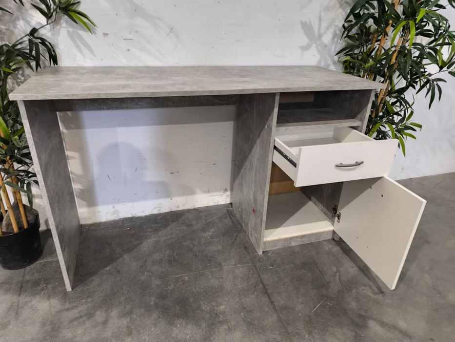 Fajne biurko z szufladami. Dowóz