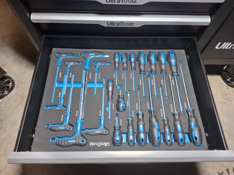 Szafka narzędziowa z elektronarzędziami