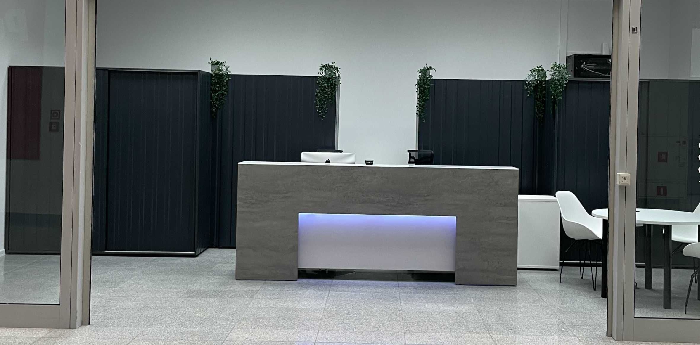 Designerska szafa przesuwna biurowa, ścianka sklepowa biurowa gabinet