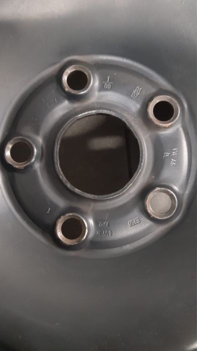 Komplet kół z oponami zimowymi +kołpaki od Volkswagena Tourana