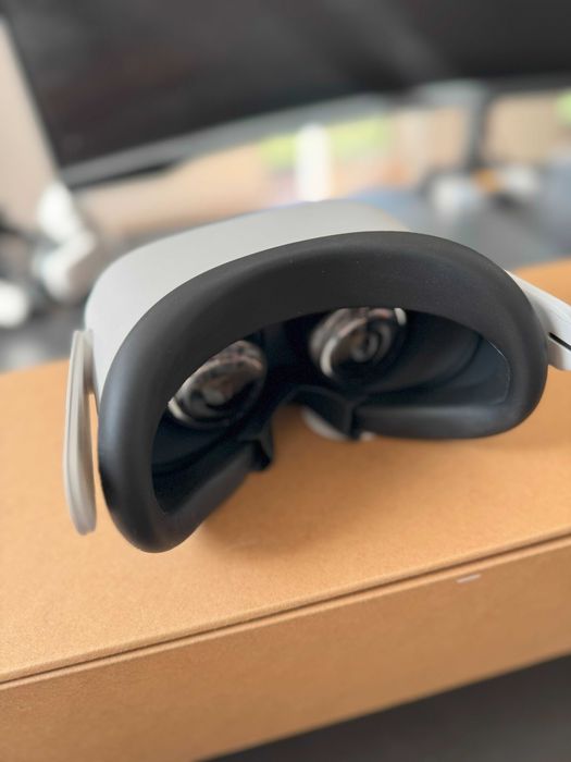 Oculus Quest 2 - doinwestowany + BOBO VR M2 PRO (EXTRA BATERIA)