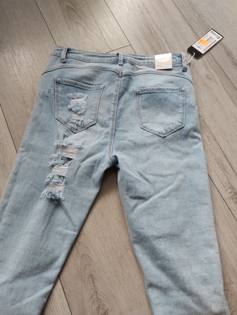 Spodnie jeans dziury na pupie