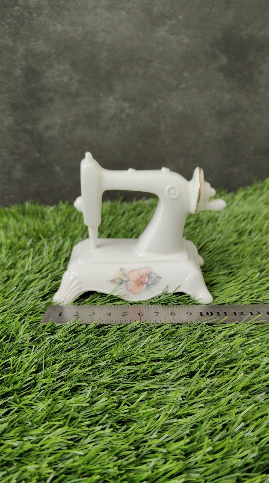 Figurka. Maszyna do szycia z  porcelany kostnej, Wild Rose by Leonardo