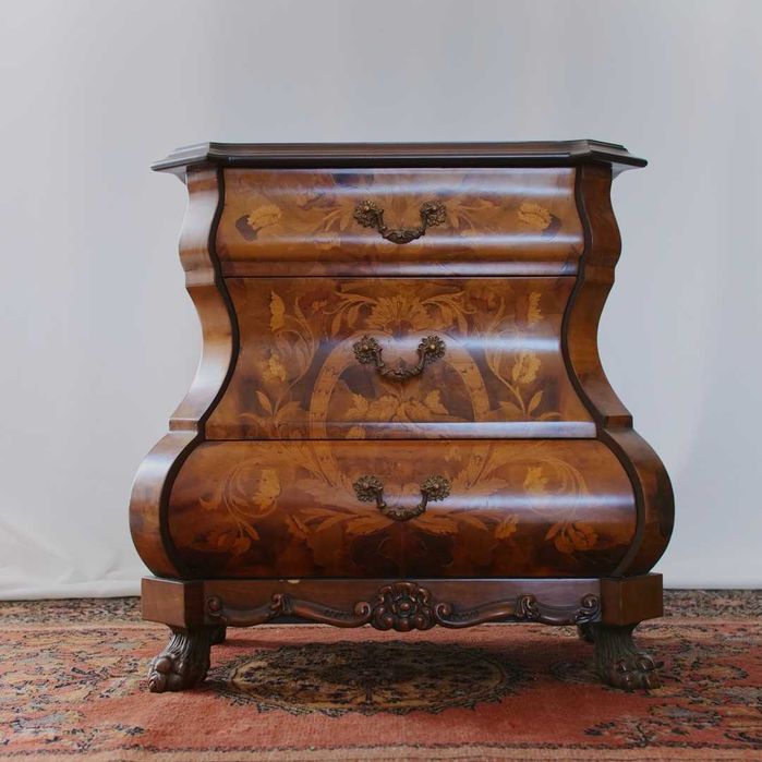 Meia cómoda com decoração em marchetaria