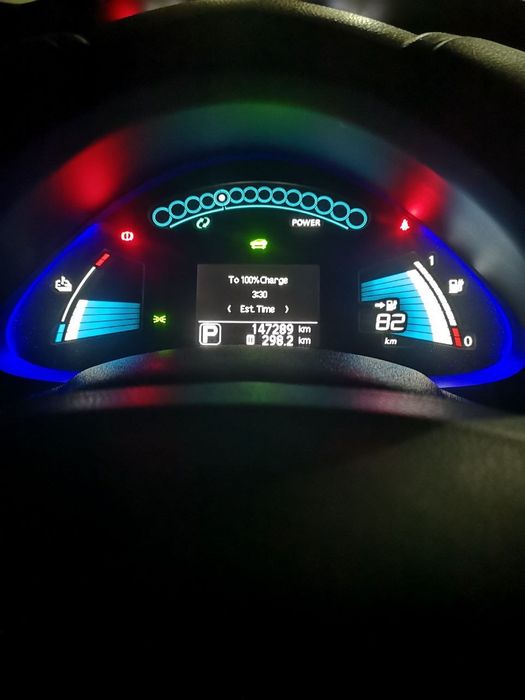 Nissan Leaf 2013 в максимальній комплектації Tekna.