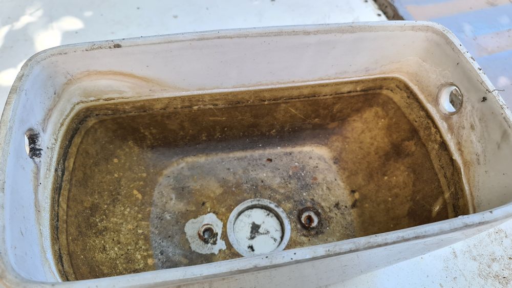 Продам бачек унитаза б у 13.5 по центрам