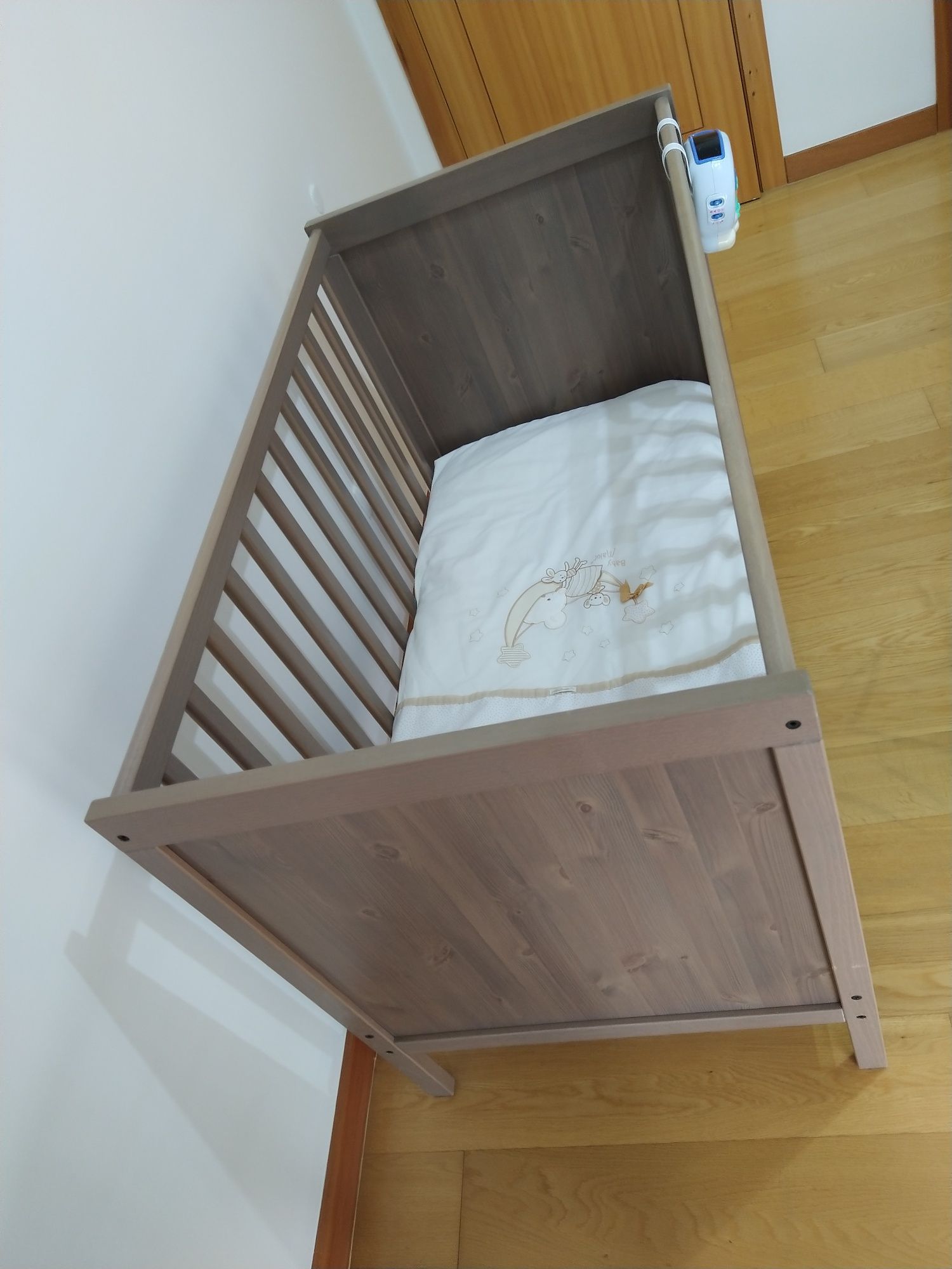 Cama para bebé com colchão