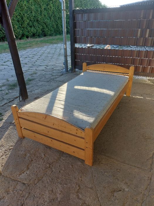 Łóżko drewniane z materacem i stelażem regulowanym - 2 szt