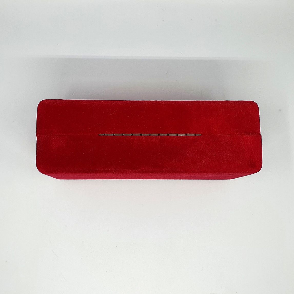 Etui na duże okulary Carolina Herrera.