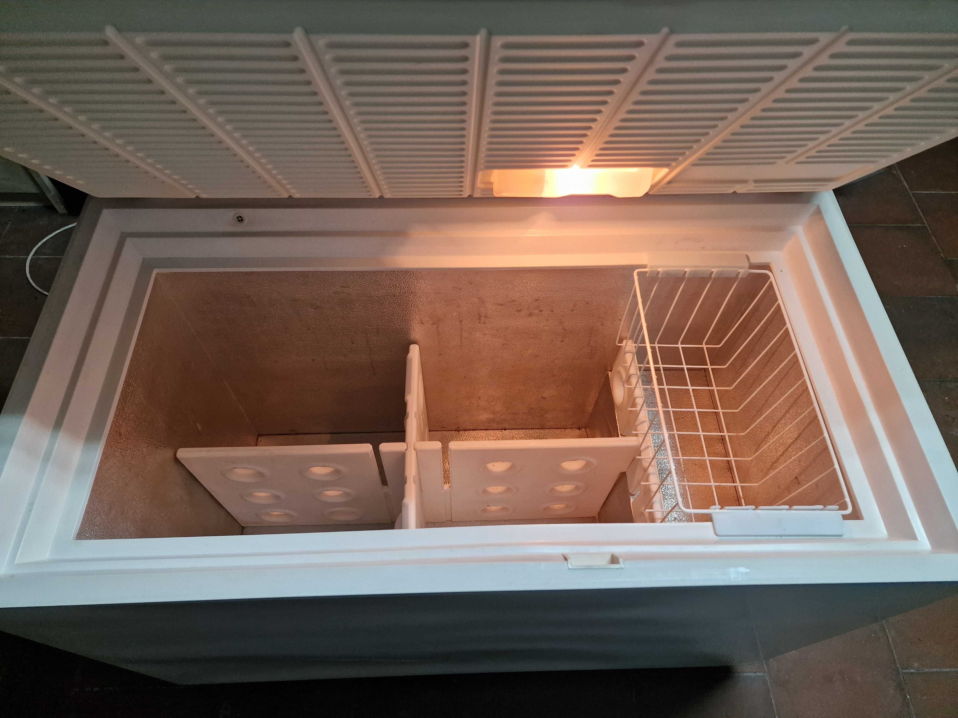 Arca congeladora grande (255 L), Electrolux ECM26325W