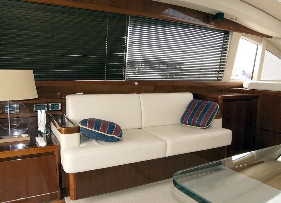 Яхта Princess V65
