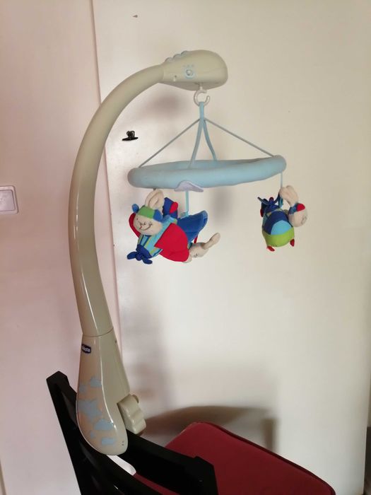 Mobile Chicco musical, giratório e com luz "os coelhos corajosos"