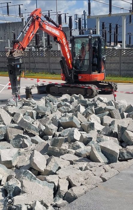 Usługi koparką obrotową z młotem do kłucia. Koparko-ładowarka